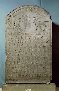 Stele zur Erinnerung an die Beerdigung des Apis-Stiers während der Herrschaft von Ahmose II. (Amasis) aus dem Serapeum in Sakkara, Spätzeit, 547 v. Chr. (Kalkstein)