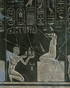 Dolerit-Relief von Nectanebo I., König, der ein Geschenk an einen krokodilköpfigen Dämon überreicht, aus Heliopolis im Tempel von Atum