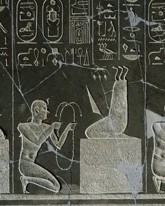 Dolerit-Relief von Nectanebo I., König, der eine Halskette an einen Dämon überreicht, dargestellt durch eine Messerkllinge und drei Schlangen, aus Heliopolis im Tempel von Atum von Egyptian 30th Dynasty