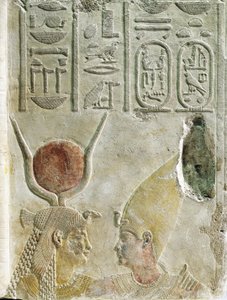 König Nektanebo II wird von der Göttin Isis begrüßt, bemaltes Kalksteinrelief von Egyptian 30th Dynasty