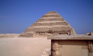 Ägyptische Antike: Blick auf die Pyramide von Sakkarah. Bau von Imhotep für König Djeser (um 2700 v. Chr.) (3. Dynastie) Saqqarah, Ägypten