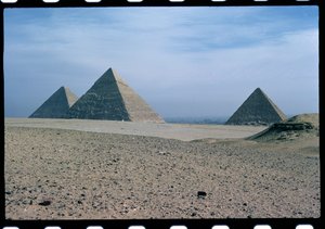 Blick auf die Pyramiden von Cheops, Chephren und Mykerinos, Altes Reich