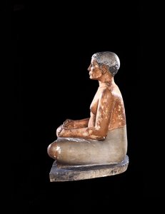 Weitansicht der Kauernden Schreiberstatue, aus Saqqara, Altes Reich