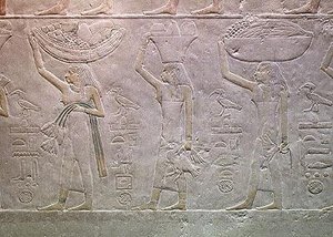 Frauen, die die Reiche des Todes personifizieren und Opfergaben bringen, aus der Mastaba von Akhutotep