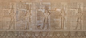Ägyptische Antiquität: Prozession der Gottheiten - Detail der Ostwand des Tempels der Göttin Hathor in Denderah, Ägypten - Ägyptische Zivilisation: Prozession der Gottheiten, geschnitzt an der Wand des Hathor-Tempels in Denderah, erbaut unter der