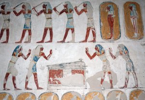Bewaffnete Männer und Figur vor einem Sarkophag, Tal der Könige, Luxor