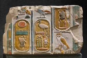 Geschnitzte Wand mit drei Kartuschen von König Thutmosis I und III