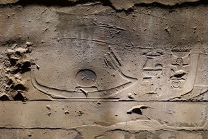 Re bewegt sich auf dem Sonnenboot, Luxor-Tempel
