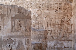 Herrscher von Oberägypten bringt ein Opfer dar an Ra und Knoum, Tempel von Horus, Edfu