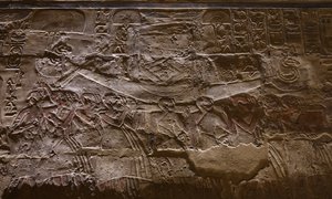Sklaven tragen ein Boot, Luxor-Tempel (Relief) von Egyptian Egyptian