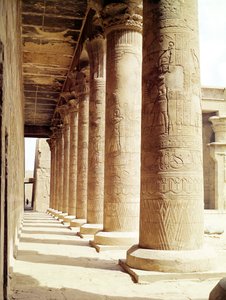 Säulen im Pronaos (Hypostylhalle) des Tempels von Horus von Egyptian Ptolemaic Period