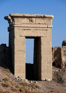 Ägyptische Antiquität: Blick auf den Bogen des Nordtors, Hathor-Tempel, Denderah, Ägypten von Egyptian Ptolemaic Period