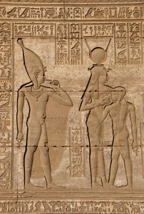 Ägyptische Antike: Römischer Mammisi, der die Geburt von Ihy, Sohn der Hathor, feiert - Detail von Reliefs und Hieroglyphen: die Göttin Isis - Hathor stillt ihren Sohn Ihi und hinter ihr ein weiteres Bild von Ihi mit einem Finger im Mund, das anzeigt, dass