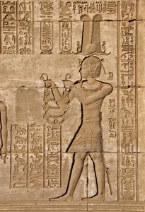 Ägyptische Antike: Römisches Mammisi, das die Geburt von Ihy, Sohn von Isis, feiert - Detail von Reliefs und Hieroglyphen: Kaiser Trajan bringt Opfergaben an die Göttin Hathor - Tempel von Hathor, Denderah, Ägypten
