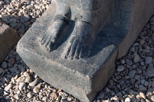 Ägyptische Antike: Basis der Statue der Göttin Hathor, Tempel der Hathor, Denderah, Ägypten von Egyptian Ptolemaic Period