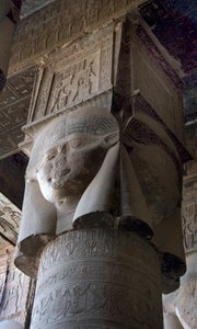 Ägyptische Antike: Kapitell von Säulen mit der Darstellung der Göttin Hathor. Tempel der Hathor, Denderah, Ägypten