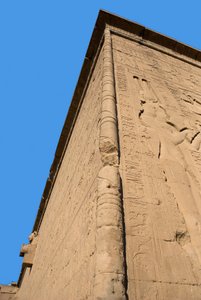 Ägyptische Antiquität: Ecke der Rückwand des Tempels der Göttin Hathor (rechts Darstellung von Kleopatra), Denderah, Ägypten