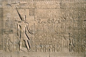 Ägyptische Antike: äußeres Relief mit Hieroglyphen. Hathor-Tempel, Dendera, Ägypten