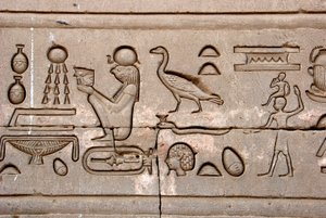 Ägyptische Antiquität: Hieroglyphen an der Ostwand des Hathor-Tempels, Denderah, Ägypten