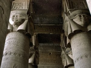 Ägyptische Antike: Teilansicht des Hypostylraums mit Säulen, die die Göttin Hathor darstellen. Tempel der Hathor, Denderah, Ägypten