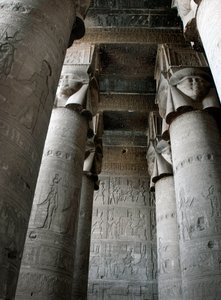 Ägyptische Antike: Teilansicht des Hypostylraums mit Säulen, die mit der Darstellung der Göttin Hathor dekoriert sind. Tempel von Hathor, Denderah, Ägypten