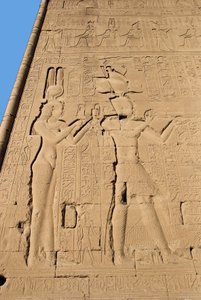 Ägyptische Antiquität: Relief von der Rückwand des Tempels der Göttin Hathor, Darstellung von Kleopatra und Caesarion, Denderah, Ägypten