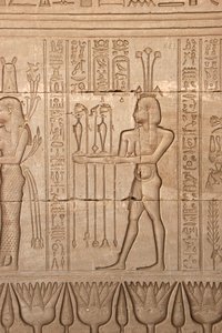 Ägyptische Antike: Darstellung eines Mannes, der der Göttin Opfergaben als Hommage bringt, Hathor-Tempel, Denderah, Ägypten