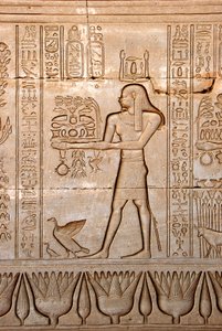 Ägyptische Antike: Darstellung eines Mannes, der der Göttin Opfergaben bringt, Hathor-Tempel, Denderah, Ägypten