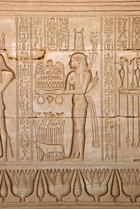 Ägyptische Antike: Darstellung einer Frau, die der Göttin Opfergaben bringt, Tempel der Hathor, Denderah, Ägypten