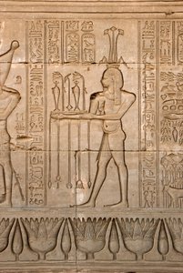Ägyptische Antike: Darstellung des Gottes des Nils, Hapy, und Hieroglyphen, Tempel der Hathor, Denderah, Ägypten