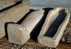 Ägyptische Antike: Sarkophag im Hof des Hathor-Tempels, Dendera (Denderah), Ägypten