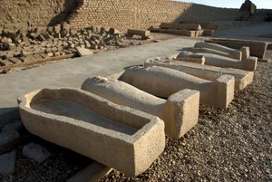 Ägyptische Antike: Sarkophag im Hof des Tempels der Hathor, Dendera, Ägypten