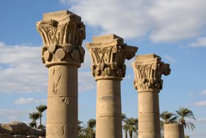 Ägyptische Antiquitäten: Ansicht der Säulen des Kiosks vor dem Eingang des Tempels, der der Göttin Hathor gewidmet ist. 81-117 n. Chr. Denderah, Ägypten von Egyptian Ptolemaic Period