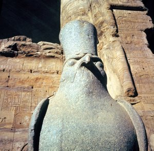 Statue des Horus, im Hof der Opfergaben des Tempels von Horus (Detail)