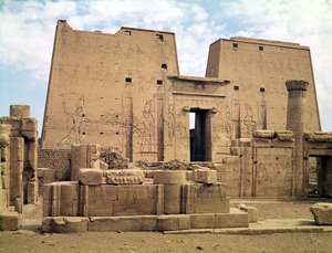 Ansicht des ersten Pylons des Tempels von Horus