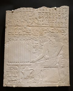 Relief aus dem Grab von Khnumti, ca. 2345-2184 v. Chr. (weißer Kalkstein)