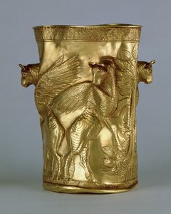 Becher mit geflügelten Stieren, die einen Baum flankieren, aus Marlik, Iran, ca. 12.-11. Jahrhundert v. Chr.