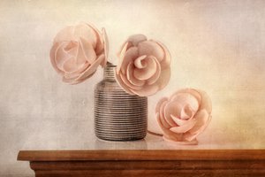 Zartes Blumen-Stillleben von Elena Arjona