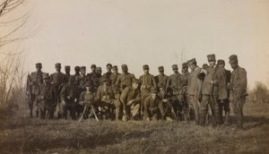 Album des Ersten Weltkriegs in Friaul-Julisch Venetien: Gruppenporträt der Soldaten der Infanterie 112.mo mit zwei Maschinengewehren in der Nähe des Flusses Tower