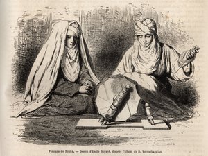 Frauen von Buchara (Usbekistan), bei der Arbeit am Spinnrad, Gravur nach einer Zeichnung von Emile Bayard, Illustration der Reise von Basile Vereschaguine nach Zentralasien 1867-1868, veröffentlicht in „Le tour du monde“ 1873, herausgegeben von Edouard Cha