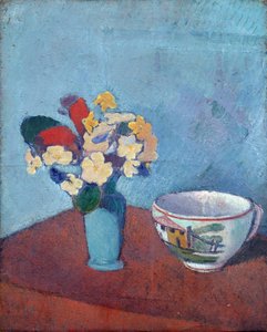Vase mit Blumen und Tasse