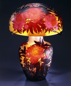 Eine doppelt überlagerte und geätzte Glas-Tischlampe