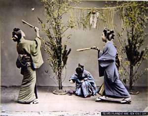 Junge japanische Mädchen spielen Hanetsuki, um 1900 von Emma Roberts
