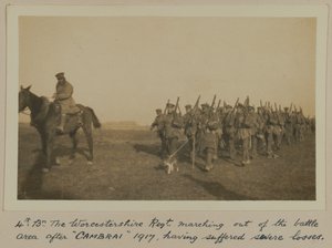 4. Bn. Das Worcestershire Regt. marschiert nach schweren Verlusten aus dem Kampfgebiet nach „CAMBRAI“ 1917 von English Photographer