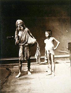 Ein Fakir und sein Assistent, Indien, um 1880 von English Photographer