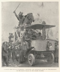 Ein gallischer Held auf einem Automobil, der die Bartholdi-Statue von Vercingetorix zum Grand Palais der Champs Elysees bringt von English Photographer