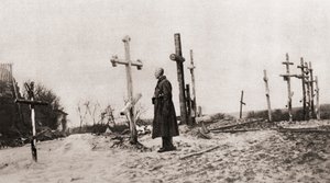 Ein russischer Soldat am Grab eines Kameraden während des Ersten Weltkriegs, aus The Illustrated War News, 1915 von English Photographer