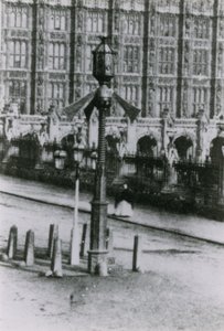 Ein Verkehrssignal auf einer Londoner Straße von English Photographer
