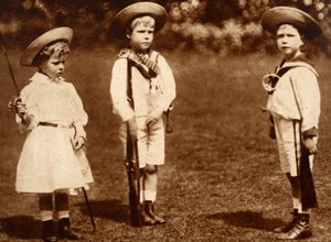 Ein junger König Edward VIII. drillt seine Geschwister, den Herzog von York und die Prinzessin Royal, ca. 1899 von English Photographer