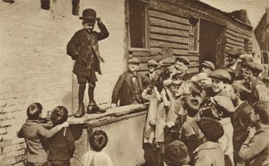 Ein aufstrebender Humorist aus dem East End macht eine Charlie Chaplin-Imitation (s/w Foto) von English Photographer